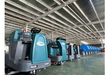 Welcome customers to visit the floor scrubber machine factory